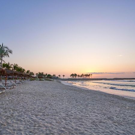 Salalah Rotana Resort Esterno foto Sunset at the beach