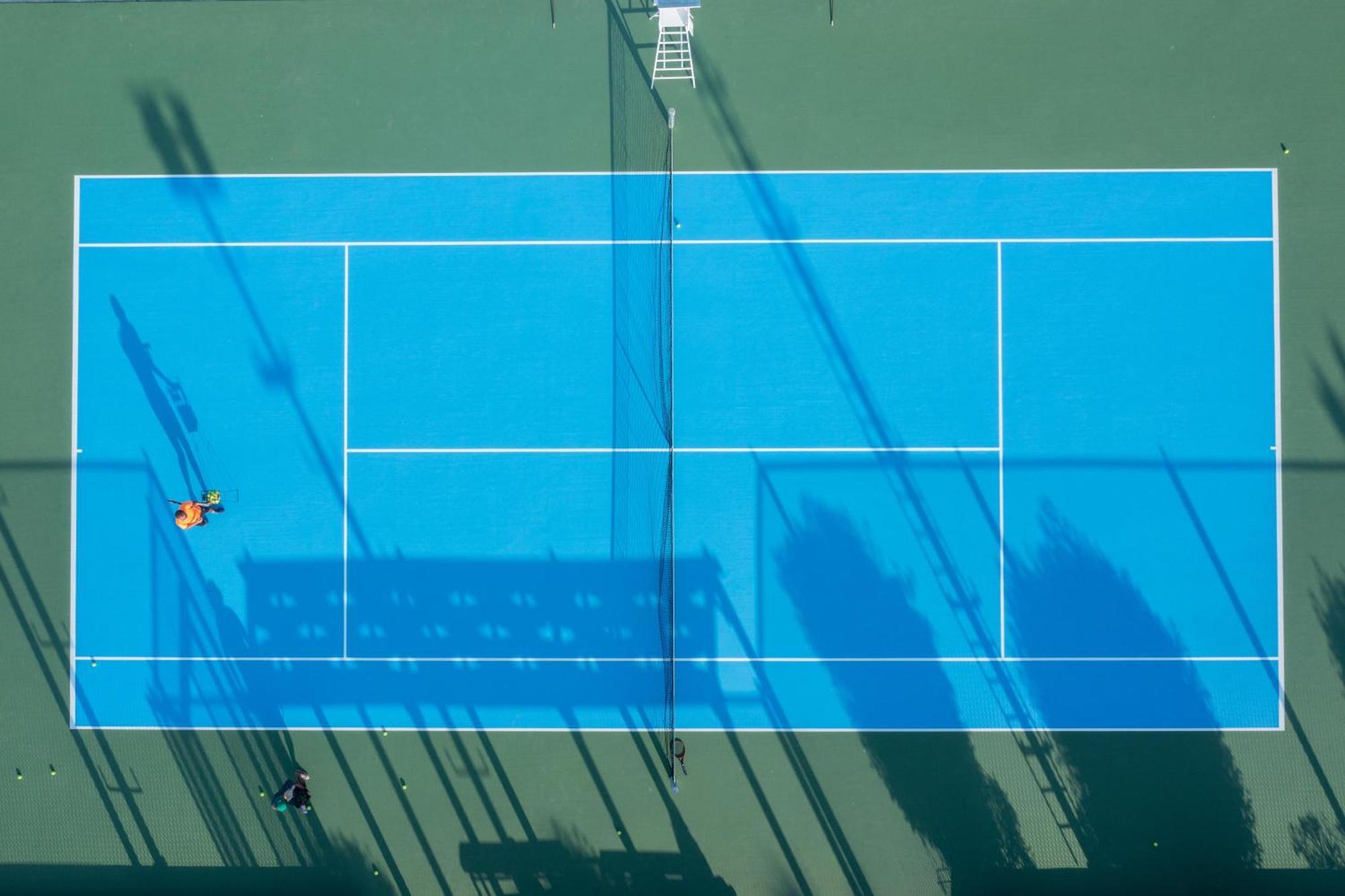 Salalah Rotana Resort Esterno foto A ball boy on the baseline of a tennis court