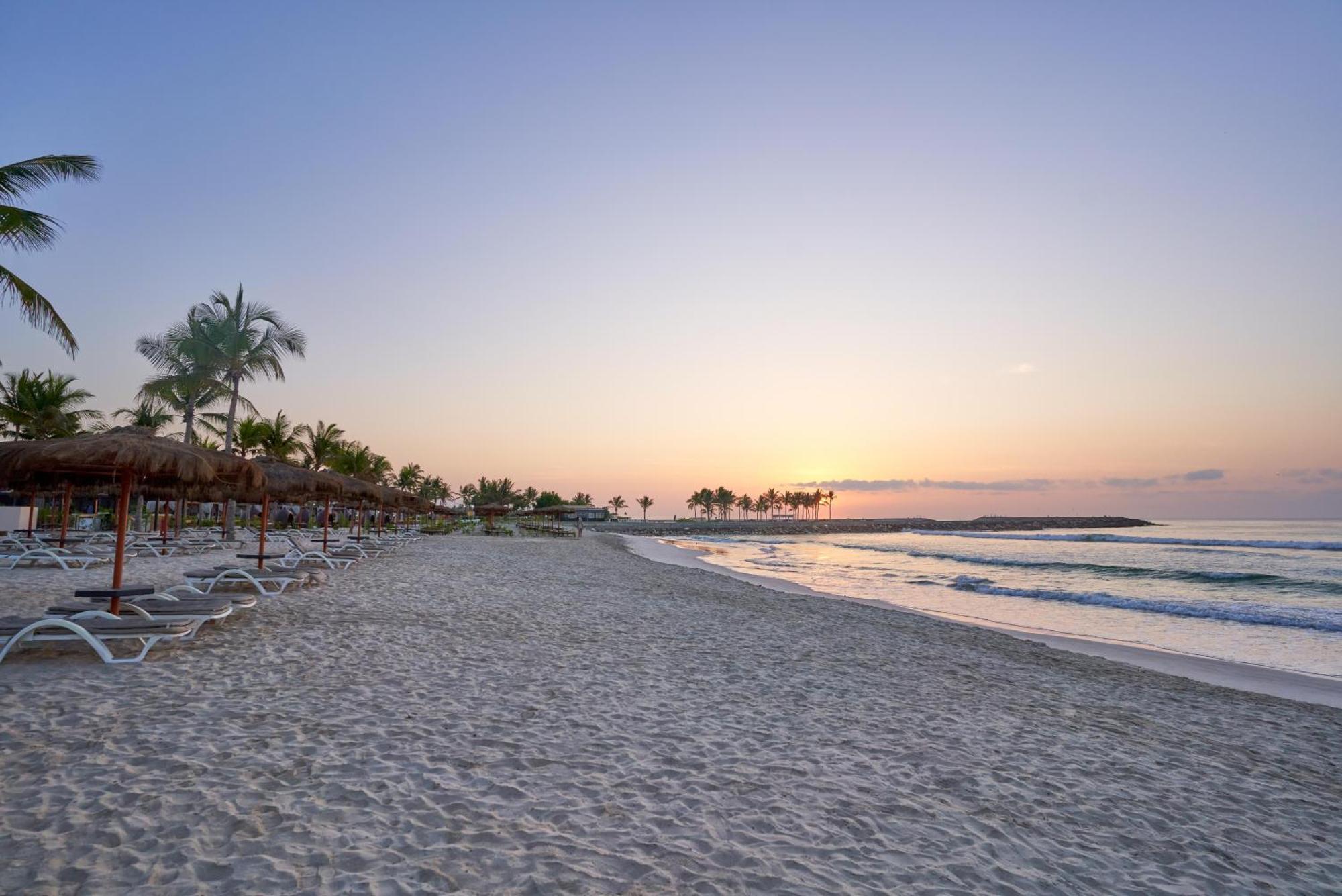 Salalah Rotana Resort Esterno foto Sunset at the beach