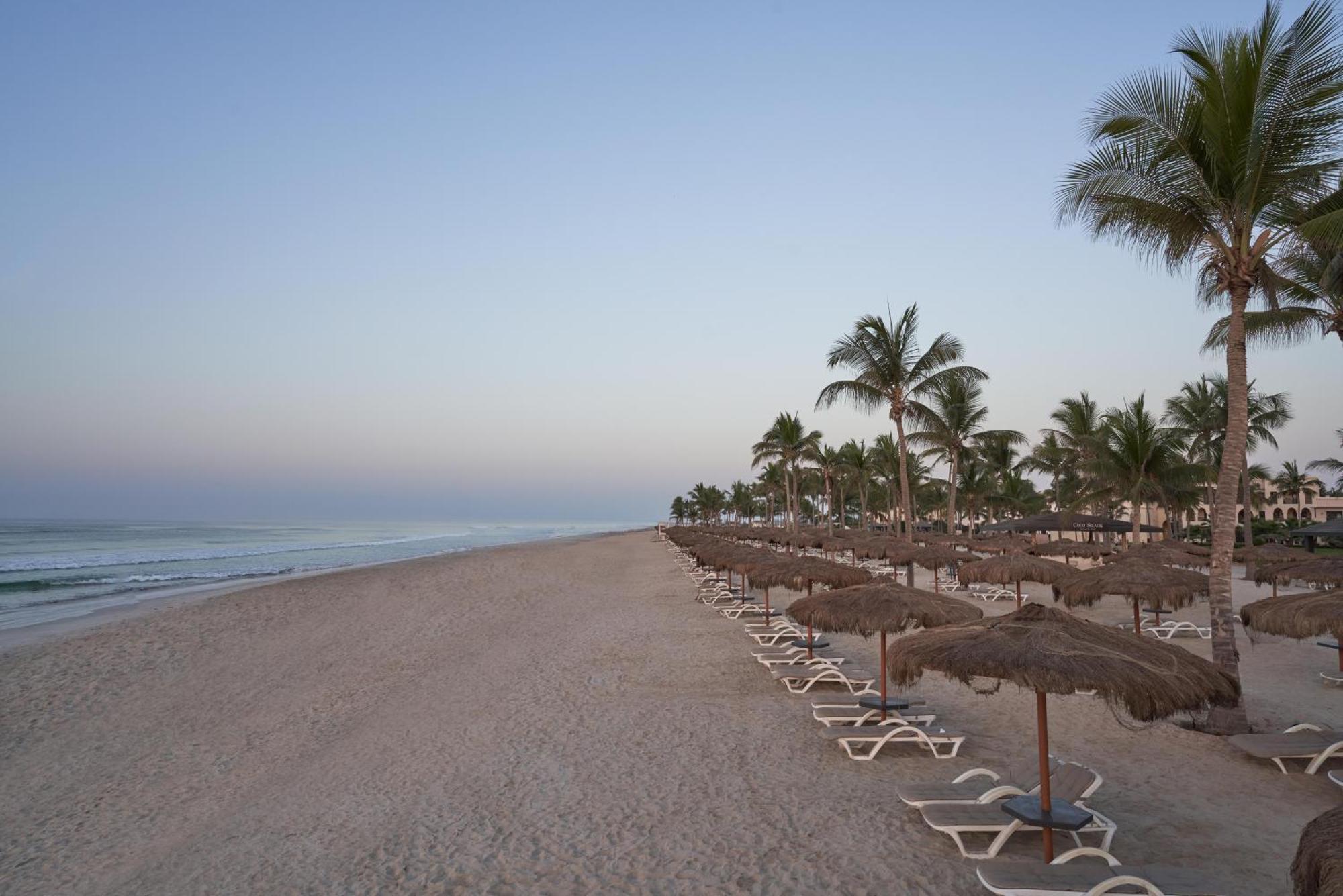 Salalah Rotana Resort Esterno foto Playa de Sabinillas