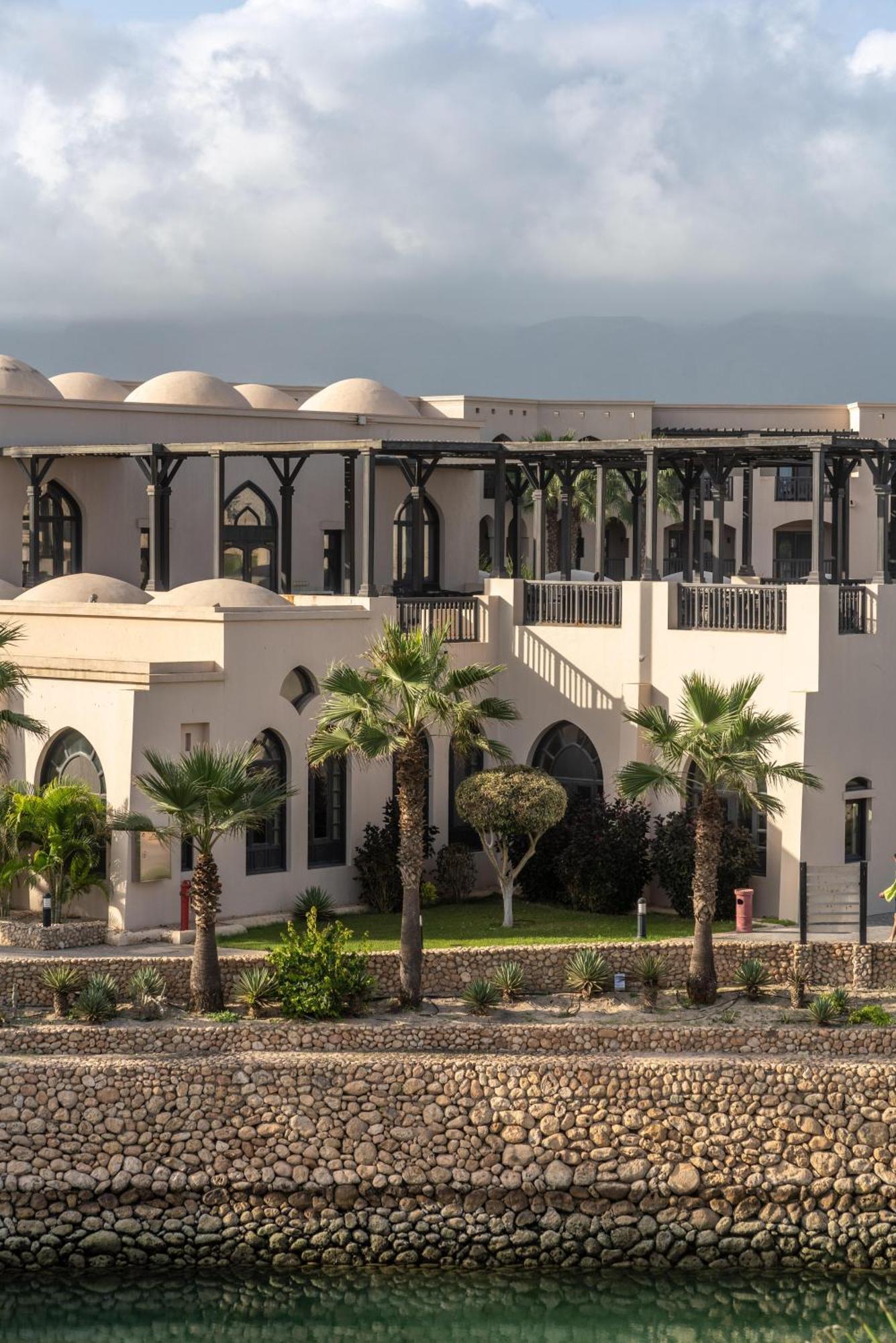 Salalah Rotana Resort Esterno foto The American University of Ras Al Khaimah